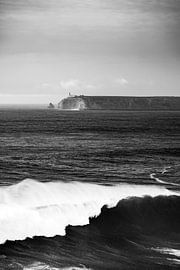 Powerful waves at Cabo de São Vicente in black and white