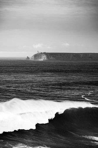 Powerful waves at Cabo de São Vicente in black and white by Melissa Peltenburg