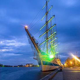 Russian tall ship MIR at Bontekai in Wilhelmshaven by night by Rolf Pötsch
