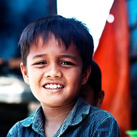 Indonesische kinderen kijken verlegen in de camera von André van Bel