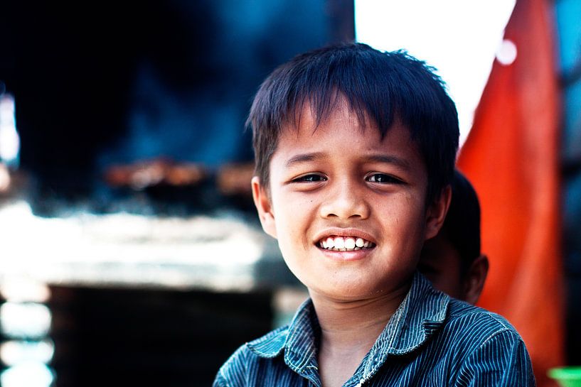 Indonesische kinderen kijken verlegen in de camera von André van Bel