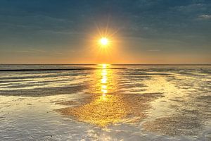 Sonnenuntergang über dem Wattenmeer bei Koehoal in Friesland