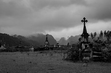 Prachtige bergen en begraafplaats in Vietnam