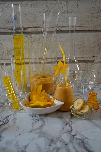 Mango-banaan-sterfruit smoothie met rum.