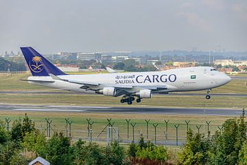 Saudia Cargo Boeing 747-400 landt op Brussels Airport. van Jaap van den Berg