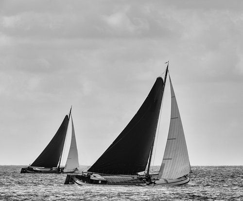 Klassieke Skutsje zeilschepen in zwart en wit