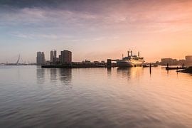 Sonnenaufgang auf der SS Rotterdam von Ilya Korzelius
