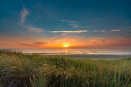 Texel - Plage Paal 28 - beau coucher de soleil sur Richard Heerschap Fotografie