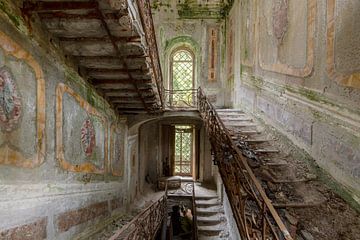 Trappenhuis in een verlaten villa (Italie) van John Noppen
