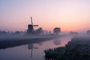 Poldermühle im Nebel bei Sonnenaufgang