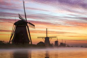 Kinderdijk zonsopkomst met mist van Roy Poots