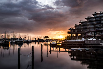 Zonsondergang bij hotel Newport.