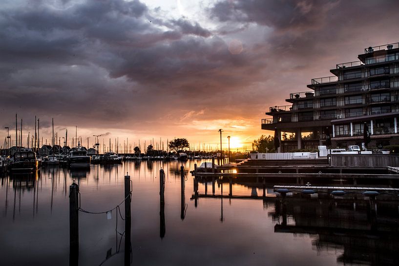 Zonsondergang bij hotel Newport. par Vincent Snoek