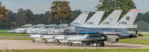 4 F-16's op rij voor vertrek trainingsvlucht.