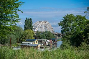 Die schöne Waalbrücke in Nijmegen im Sommer