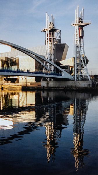 Pont levant du millénaire de Salford Quays, Angleterre par Imladris Images
