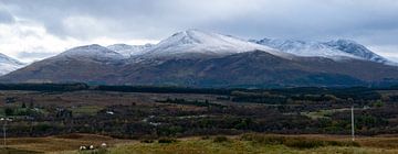 Schneebedeckte Gipfel in Schottland