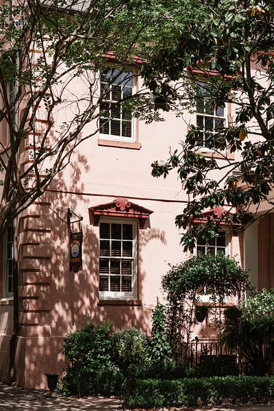 Rosa Fassade in Savannah von Amber den Oudsten