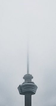 De Euromast verdwijnt in de mist, Rotterdam
