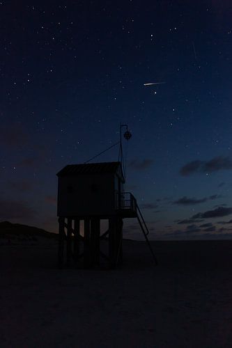 Het Drenkelingenhuisje op Terschelling met een vallende ster