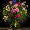 Stilleven bloemenpracht met roodborstje van Marjolein van Middelkoop