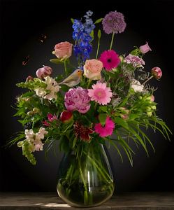 Blumenstillleben mit Rotkehlchen