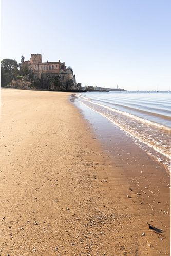 Zandstrand Praia da Angrinha met uitzicht op het kasteel Castelo de Ferragudo. Ochtend in de baai van Portimāo, Ferragudo, Algarve, Portugal