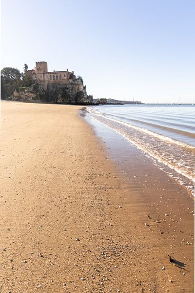 Sandstrand Praia da Angrinha mit blick auf die Burg Castelo de Ferragudo. Morgens in der Bucht vom Portimāo, Ferragudo, Algarve,  Portugal von Fotos by Jan Wehnert
