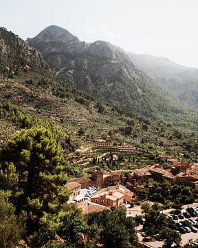 Village espagnol dans les montagnes de Majorque sur Dayenne van Peperstraten