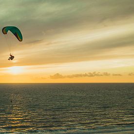 Voler en deltaplane vers le coucher du soleil sur Tobias Turlette