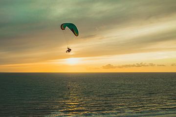 Voler en deltaplane vers le coucher du soleil sur Tobias Turlette