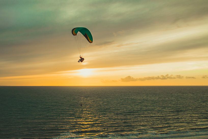 Hanggliding in to the sunset van Tobias Turlette