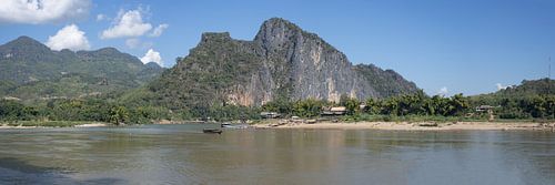 Karstgebergte aan de oever van de Mekong bij de Pak Ou Grotten, Laos