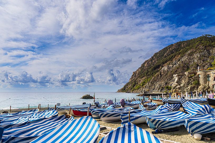Boote am Strand von Monterosso al Mare an der Mittelmeerküste i von Rico Ködder