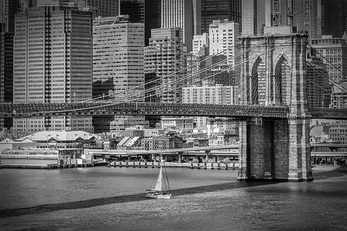 NEW YORK Brooklyn Bridge & Horizon van Manhattan