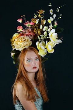 Kunstvolles Porträt - Frau mit Blumen von Iris Kelly Kuntkes