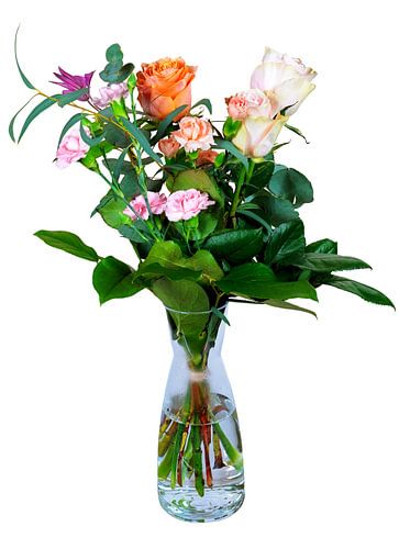 Bouquet de fleurs dans un vase sur fond blanc