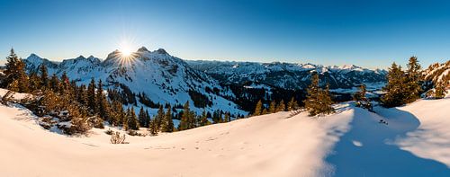 Prachtig winteruitzicht op de bergen van Tannheim bij zonsopgang