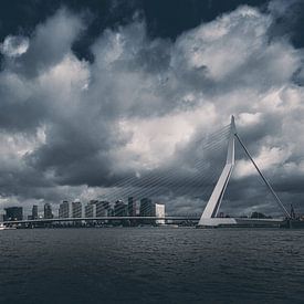 zware lucht over Rotterdam van Johan Strijckers