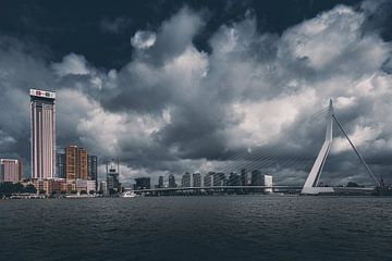 zware lucht over Rotterdam van Johan Strijckers