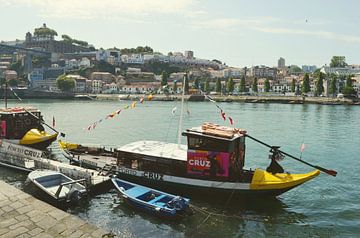 Rabelo boot op de Douro rivier, in Porto, Portugal van Carolina Reina