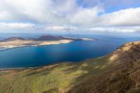 Panoramisch uitzicht op het eiland La Graciosa vanuit het gezichtspunt Mirador del Rio op het eiland