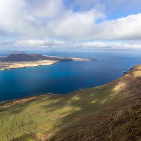Panoramisch uitzicht op het eiland La Graciosa vanuit het gezichtspunt Mirador del Rio op het eiland van Reiner Conrad