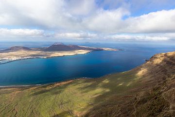 Panoramisch uitzicht op het eiland La Graciosa vanuit het gezichtspunt Mirador del Rio op het eiland van Reiner Conrad