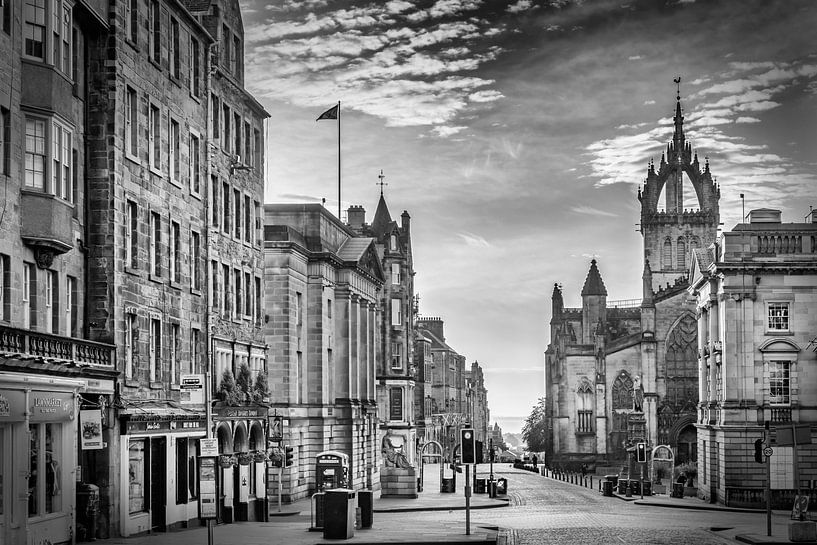Ochtendimpressie van de Royal Mile in Edinburgh - Monochroom van Melanie Viola