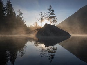 Die natürliche Schönheit von Berchtesgaden: Der malerische Hintersee in Bayern.