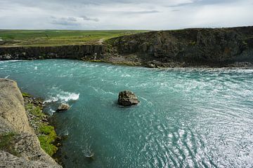 IJsland - Kristalheldere rivier van waterval godafoss bij zonneschijn van adventure-photos