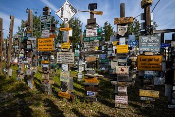 The Sign Post Forest in Canada van Roland Brack