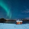 Rote Hütte im Schnee und Polarlicht von Tilo Grellmann