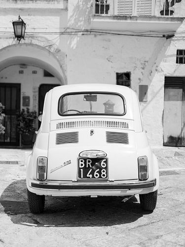 Schwarz-Weiß-Foto des Fiat 500 in Italien